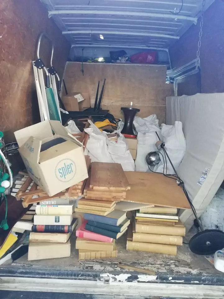 Débarras d'une bibliothèque avec des livres anciens à Aulnay-sous-Bois