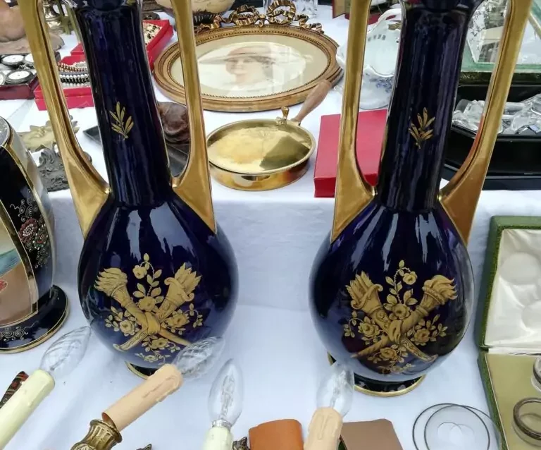 paire-de-vases-en-porcelaine-de-sevres-768x1024