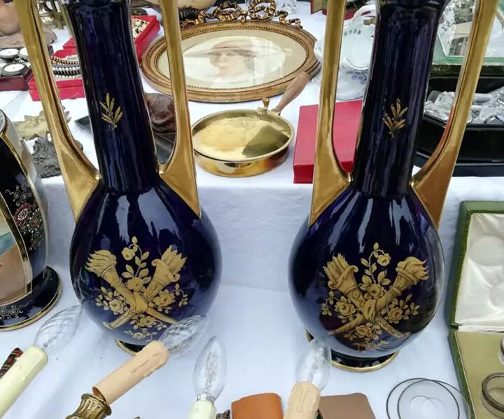 paire-de-vases-en-porcelaine-de-sevres-768x1024