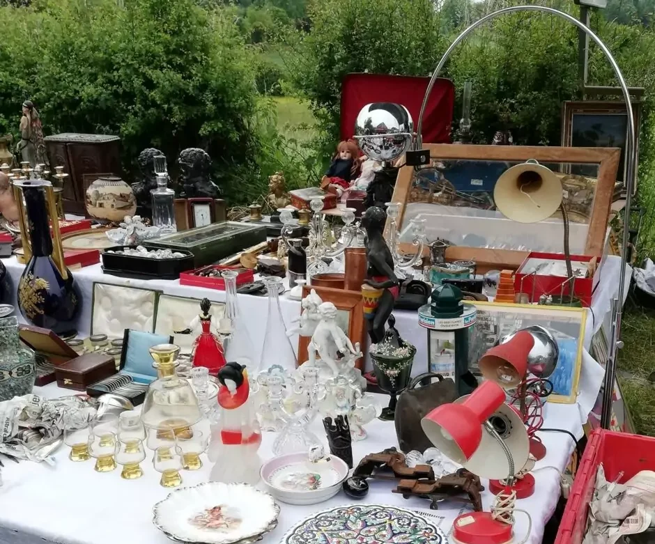 stand-brocante-crevecoeur-le-grand-940x1024