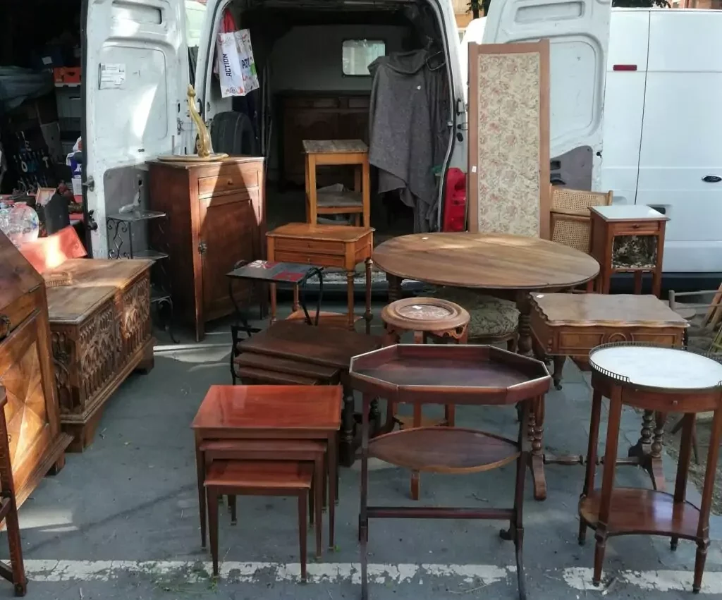 stand-brocante-puces-de-vanves-petits-meubles-petites-tables-gueridons-tables-gigognes-1024x945